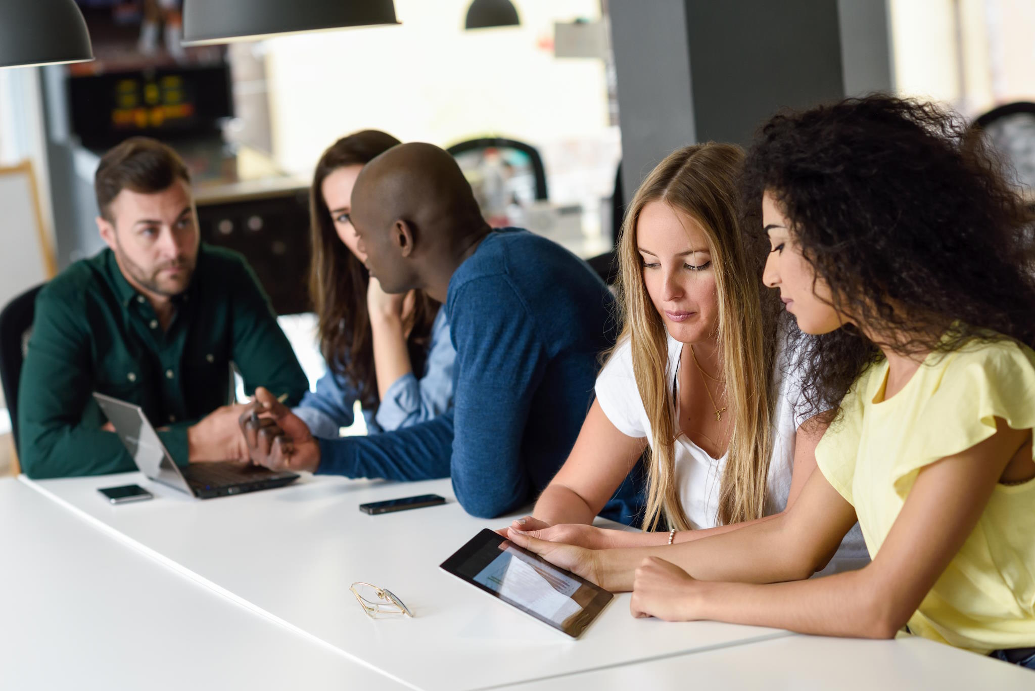 Groupe-jeunes-technologie